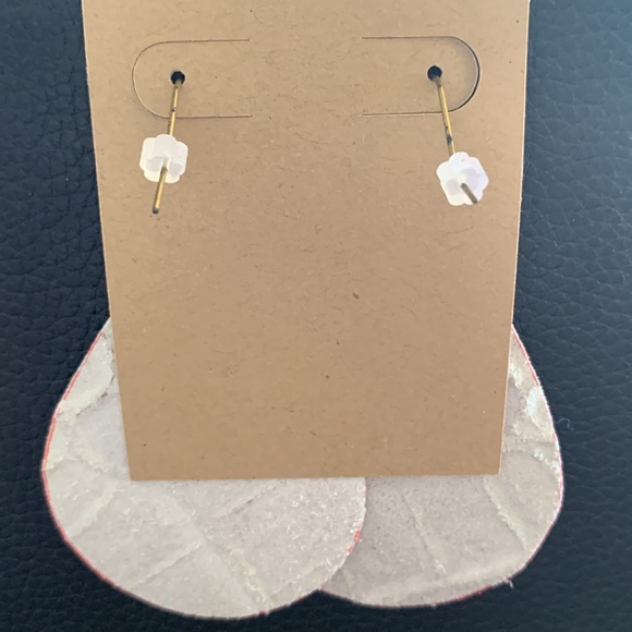 Elegant Green Teardrop Earrings - Picture 2 of 3